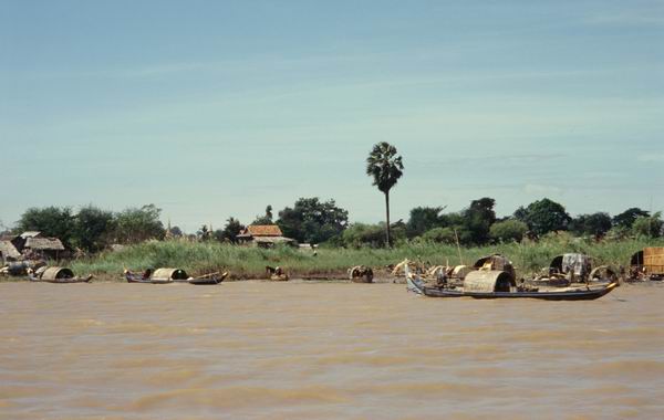 Dagligliv paa Mekong-floden.jpg (16056 bytes)