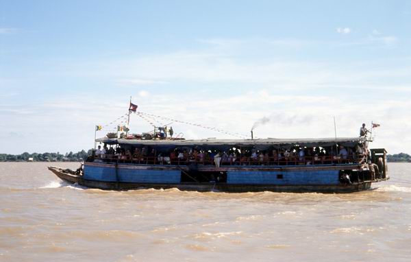 Faerge paa Mekong-floden.jpg (14148 bytes)