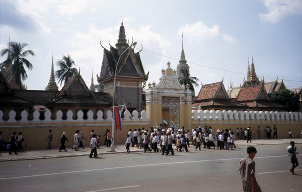 Udenfor paladset i Phnom Penh.jpg (22121 bytes)
